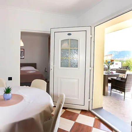 Lili Apartmán Pag Town